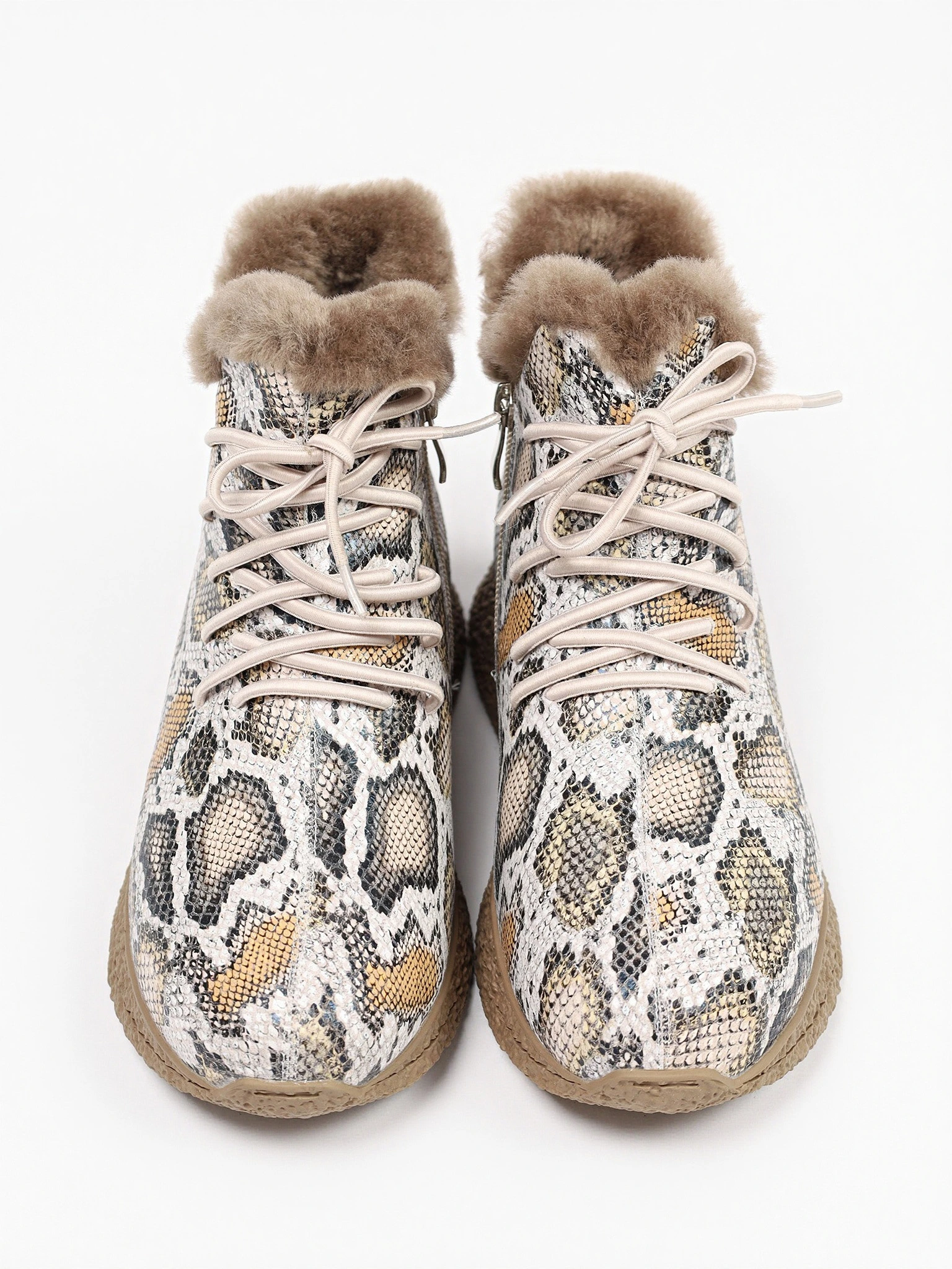 Ботинки с принтом под рептилию на низкой подошве